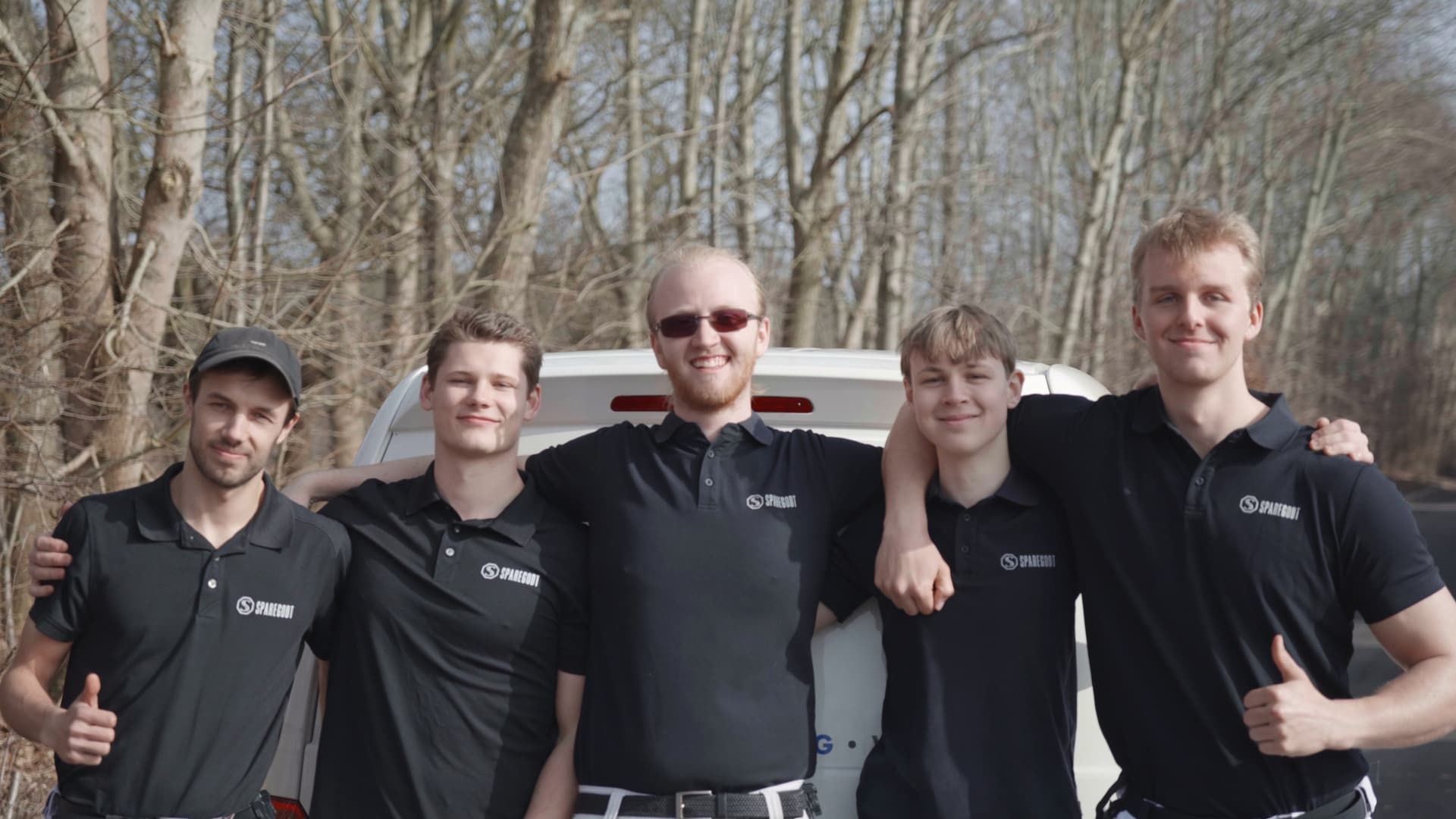Sparegodt teamet samlet foran firmabilen