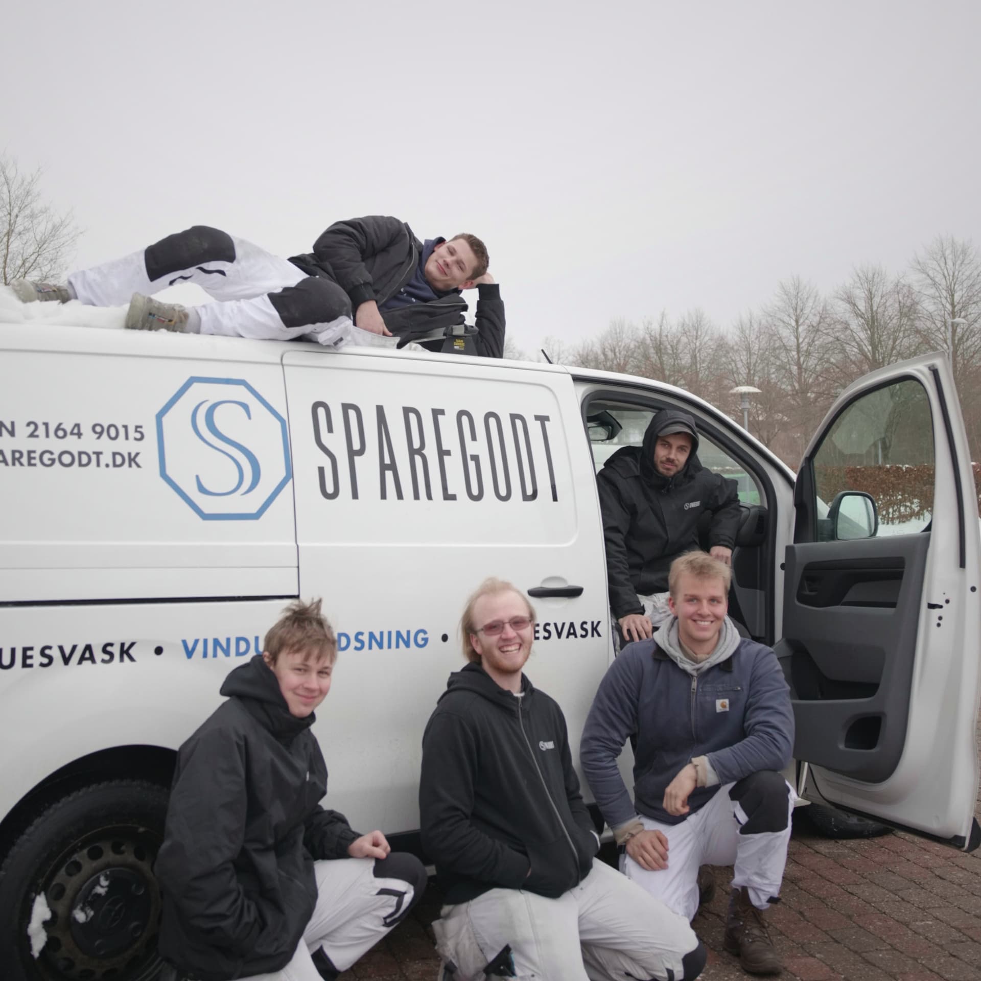 Sparegodt teamet foran firmabilen