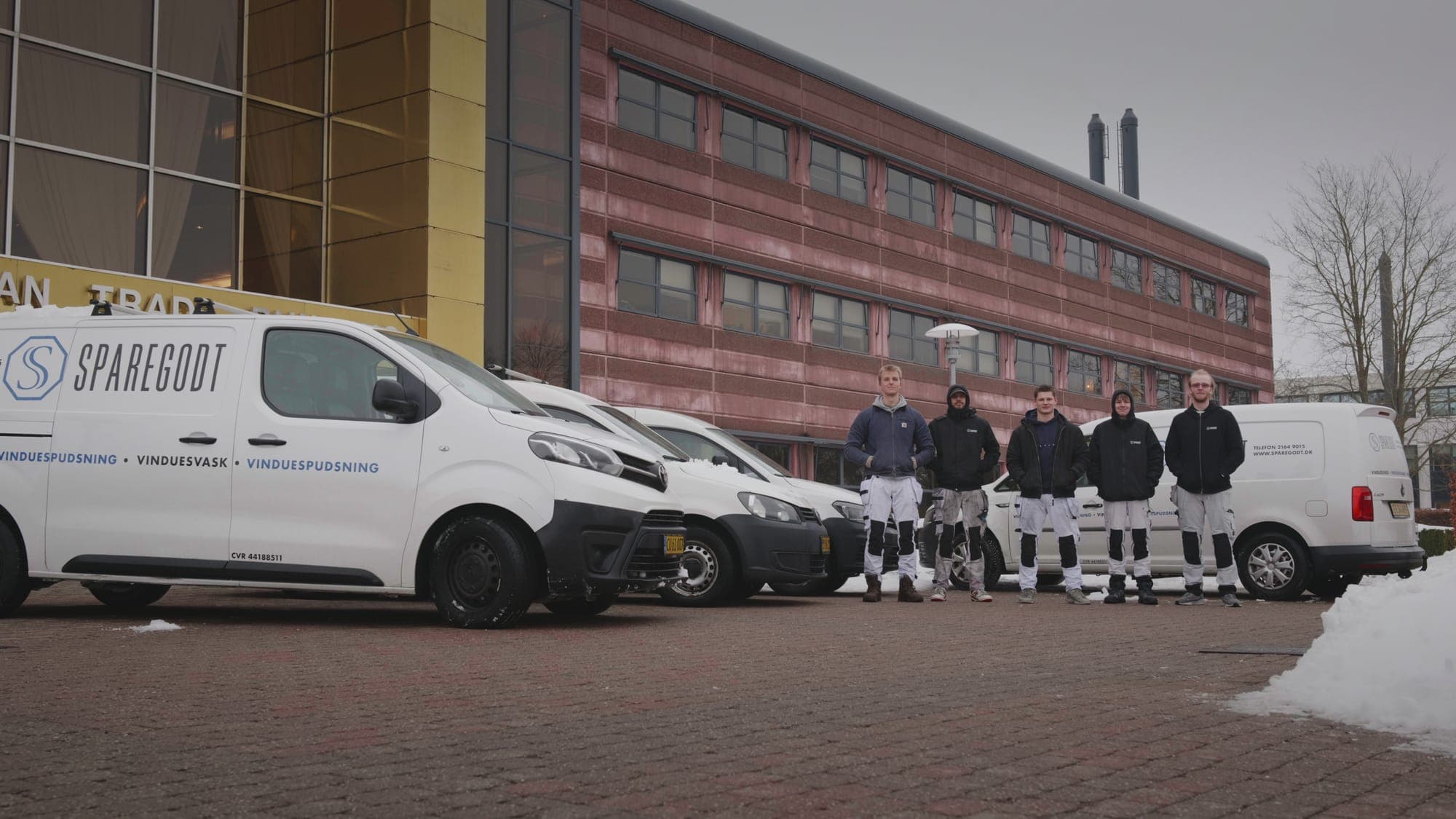 Sparegodt teamet foran firmabiler